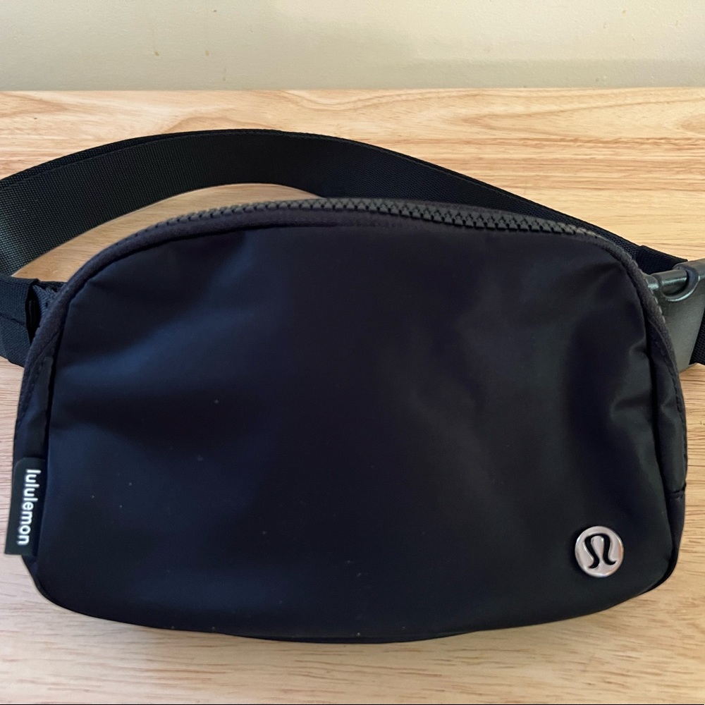NWT authentic Lululemon Everywhere Belt Bag Black